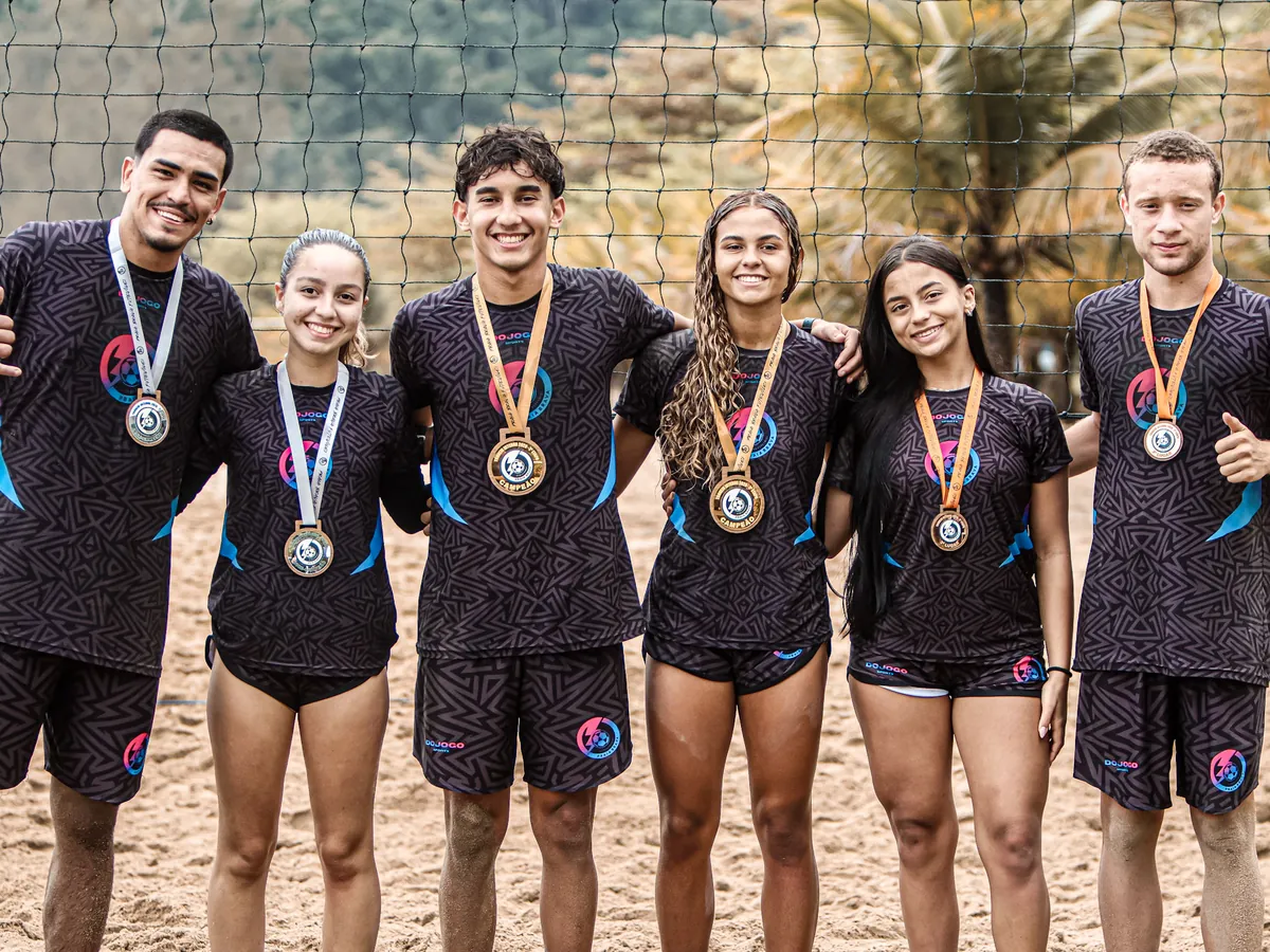 Atletas com as medalhas do campeonato do CT