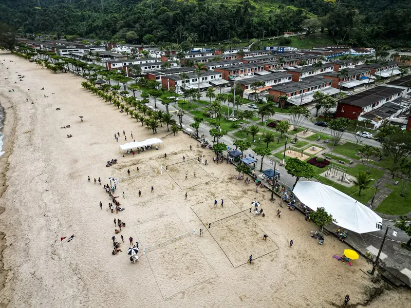 Quadras do CT na areia da Praia Brava, vistas de drone