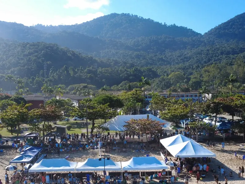 Tendas e público no campeonato, com a serra ao fundo