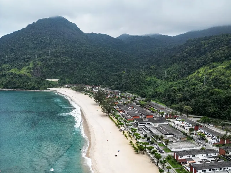 A Praia Brava vista de drone, entre o mar e a serra